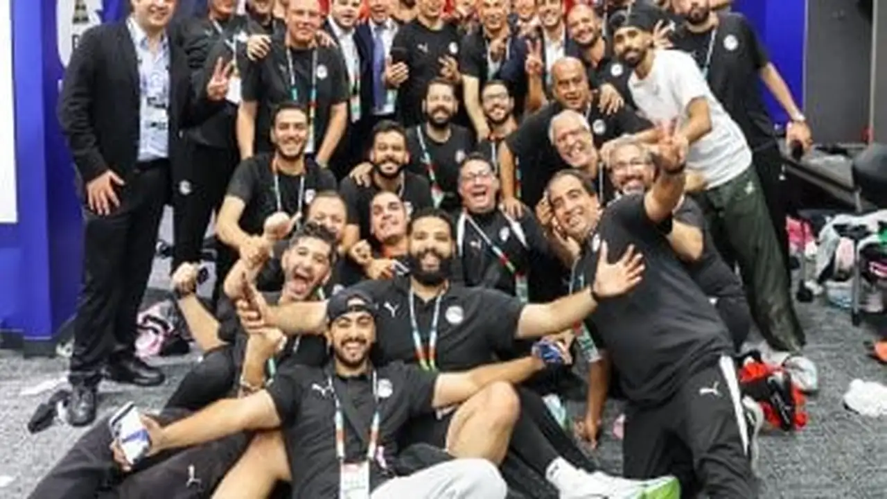 استقبال جماهيري حاشد لمنتخب مصر في مطار العلمين الجديدة